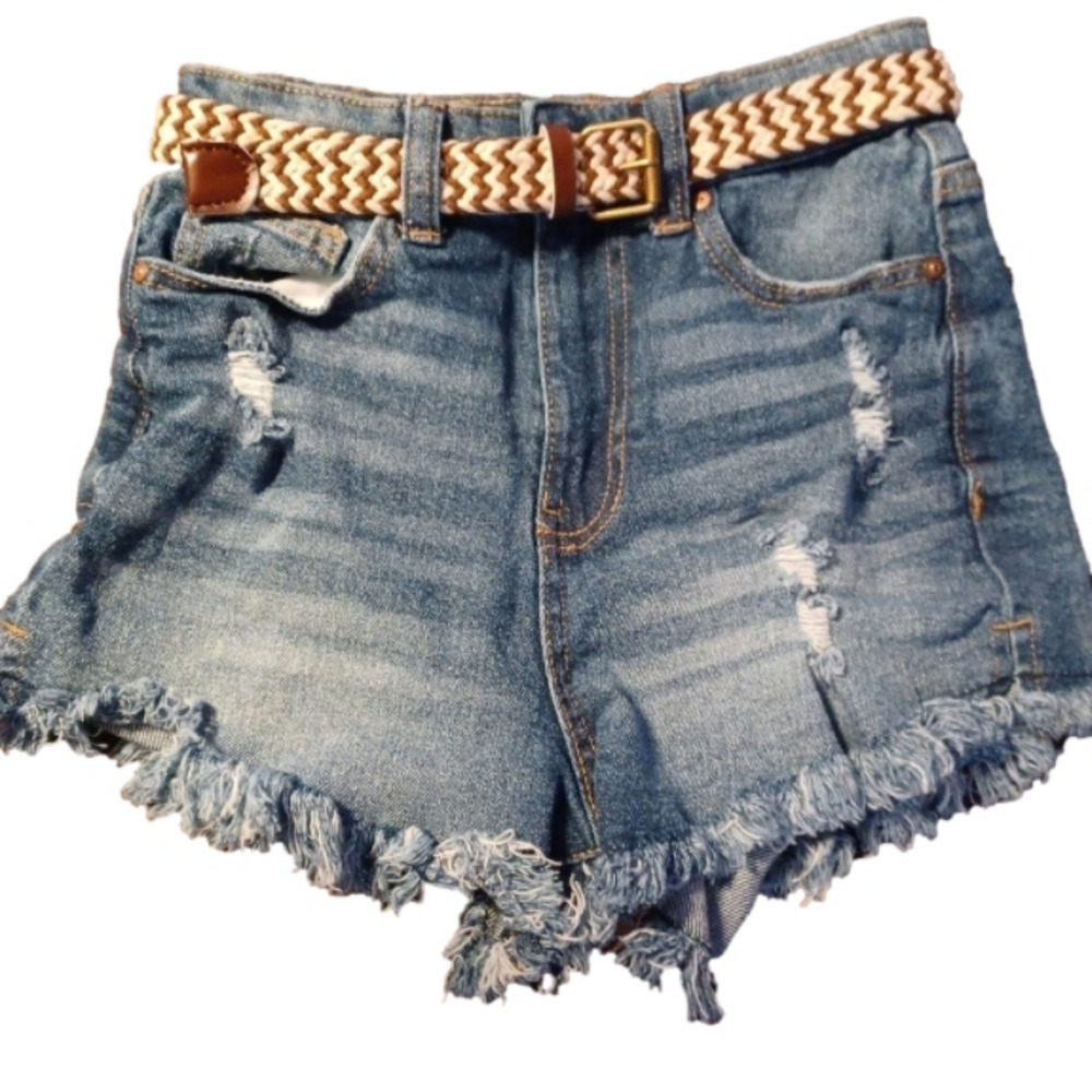 NO BOUNDRIES, GIRLS JEAN SHORTS, BELT INCLUDED, SIZE 1. MEASUREMENTS BELOW.
